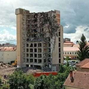 Forumul Civic cere transparenţă după demolarea Hotelului Bodoc: „Românii din Sfântu Gheorghe, trataţi ca invitaţi în propriul oraş”